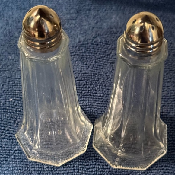 Vintage Glass Salt and Pepper Shakers. - Picture 2 of 4